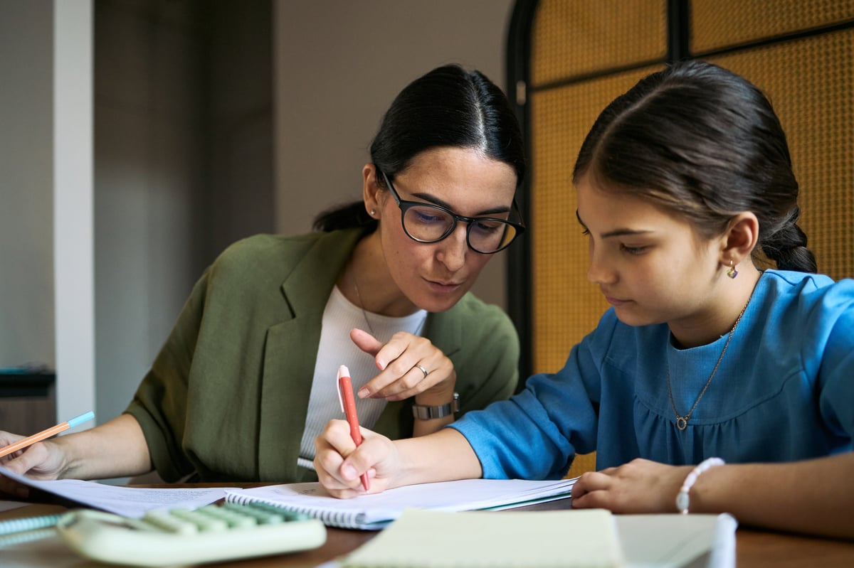 Guiding young person in a supportive tutoring session